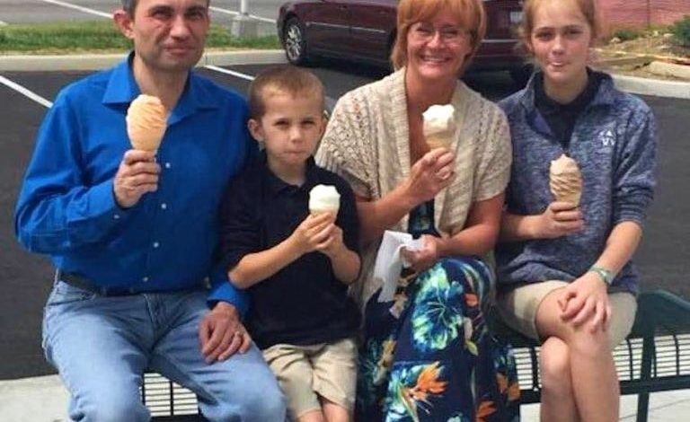 This Woman Offered To Capture A Joyful Family Photo Who Had Gone Out For Ice Cream Together thumb